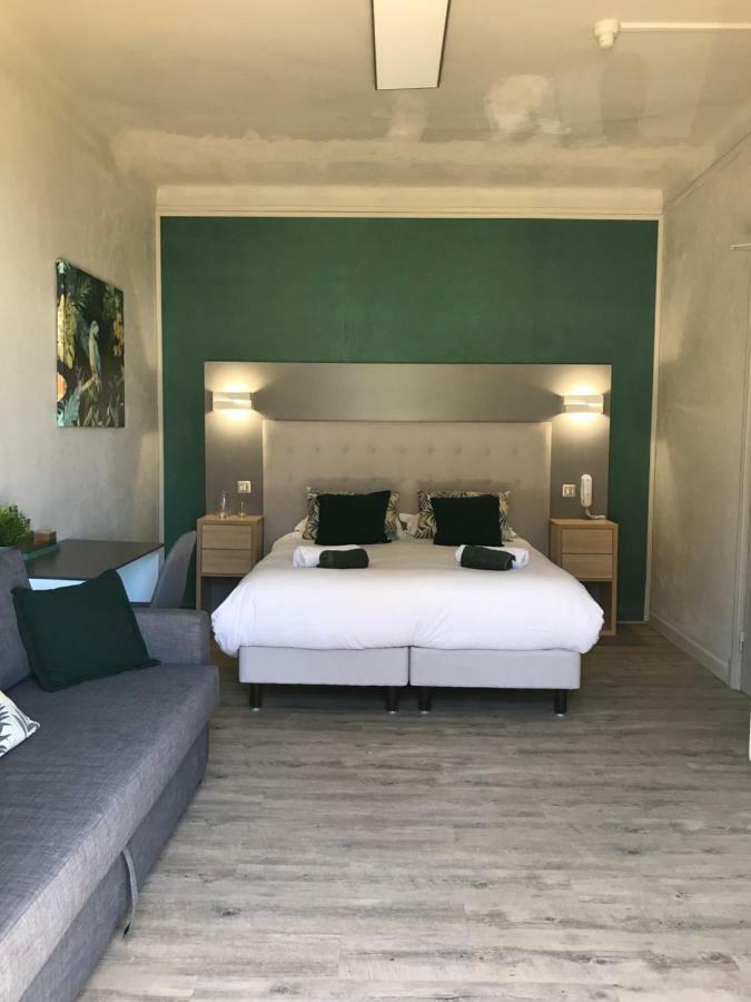 Hotel La Calanque Манделю-ла-Напул Екстериор снимка