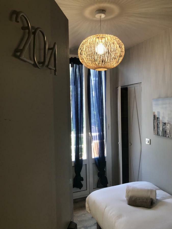 Hotel La Calanque Манделю-ла-Напул Екстериор снимка