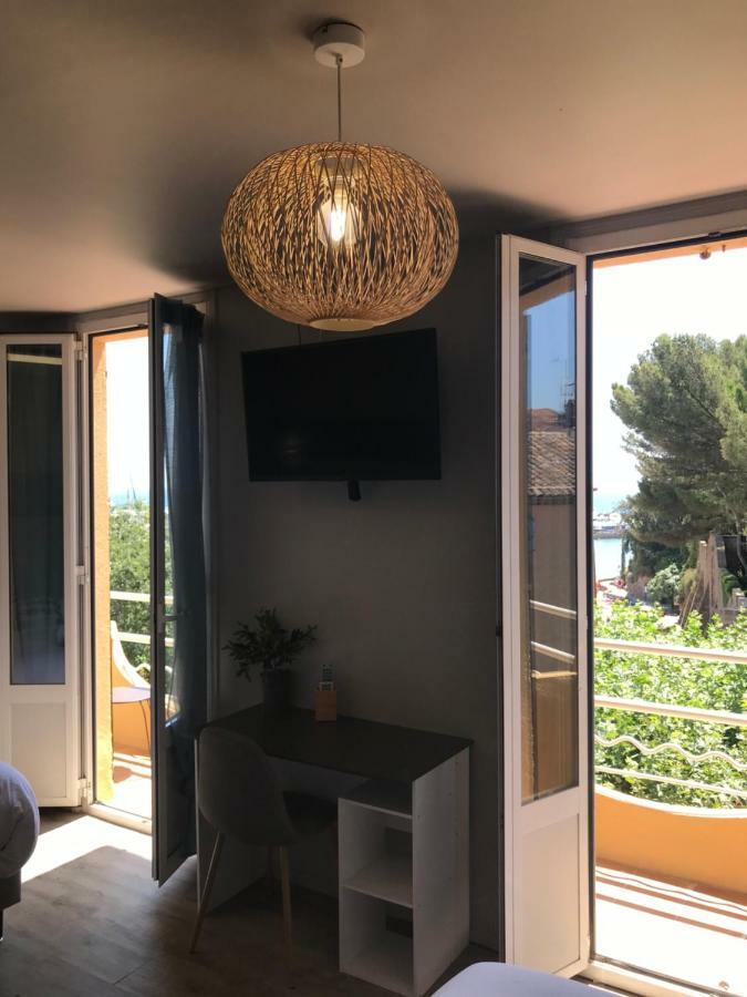 Hotel La Calanque Манделю-ла-Напул Екстериор снимка